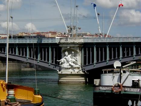 Pont Lafayette à Lyon.Sculpture sur une pile côté aval