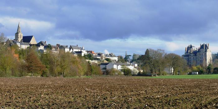 Château de Brissac - Le site et le château à droite
