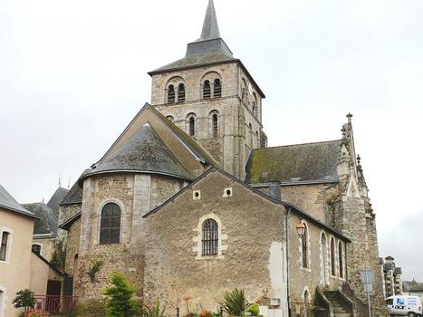 Chemillé - Eglise Saint-Pierre - Chevet et clocher du 12ème siècle