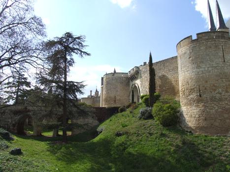 Montreuil-Bellay - Château - Rempart entourant le château et la collégiale avec le pont permettant l'accès à la collégiale