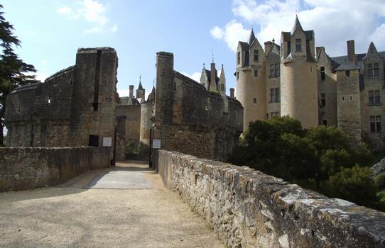 Montreuil-Bellay - Château - Barbacane protégeant l'entrée du château