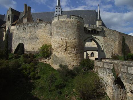 Montreuil-Bellay - Château - Remparts protégeant la collégiale