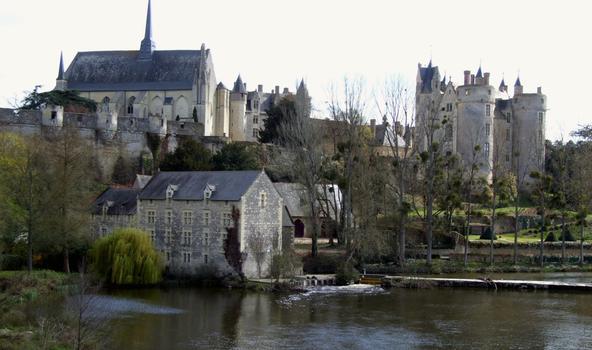 Montreuil-Bellay - Château et église Notre-Dame vus du pont sur le Thouet