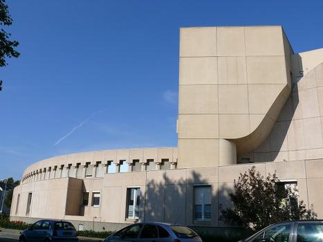 Angers - Centre Hospitalier Universitaire (CHU) - Bâtiment construit par Yves Moignet à l'angle du boulevard Mirault