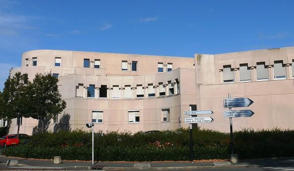 Angers - Centre Hospitalier Universitaire (CHU) - Bâtiment construit par Yves Moignet à l'angle du boulevard Mirault