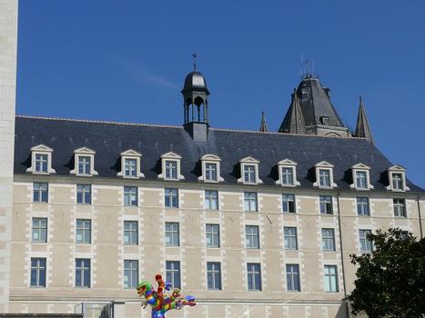 Angers - Musée des Beaux-Arts - Logis Barrault et à l'arrière-plan la tour Saint-Aubin