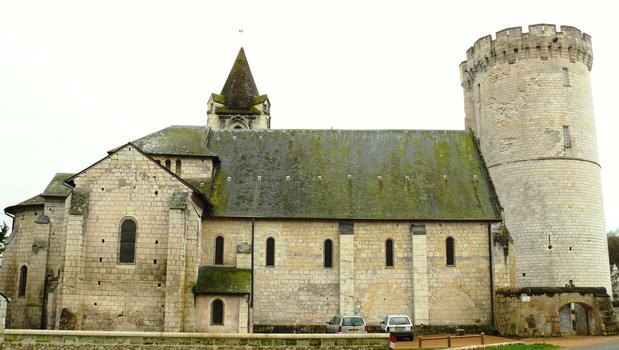 Trèves - L'église Saint-Aubin et le donjon du 15ème siècle du château