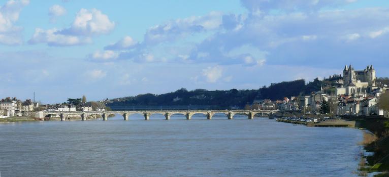 Saumur - Pont Cessart vu du pont du Cadre Noir (aval), et le château