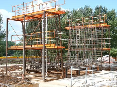 Saumur - Doublement du pont du Cadre Noir - Préfabrication des cages d'armatures: gabarit de préfabrication des U inférieurs
