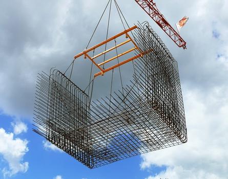 Saumur - Doublement du pont du Cadre Noir - Préfabrication des cages d'armatures: le U inférieur d'un voussoir