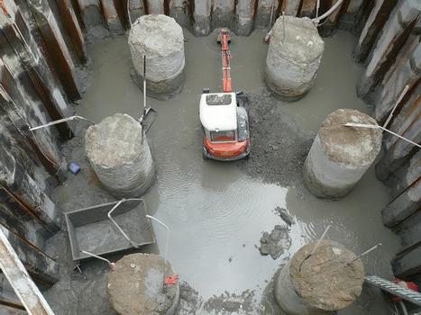 Saumur - Doublement du pont du Cadre Noir: Nettoyage de la surface supérieure d'un bouchon (qui assure l'étanchéité du fond du batardeau) après réalisation des pieux