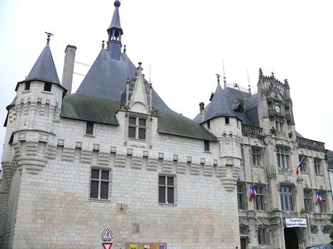 Saumur - Hôtels de ville, l'ancien et le nouveau, côté Loire