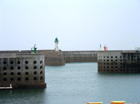 Port de Diélette - Entrée du port avec des caissons Jarlan pour atténuer les effets de la houle