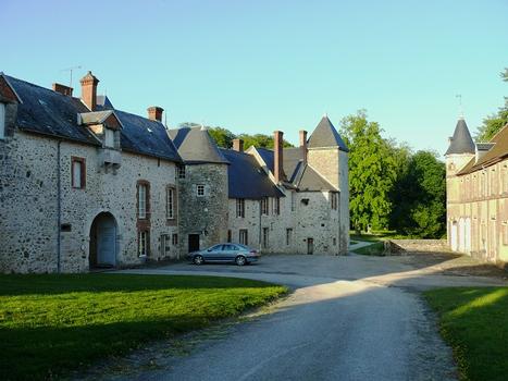 Château de Baye - Aile Sud, façade extérieure et, à droite, la ferme du château
