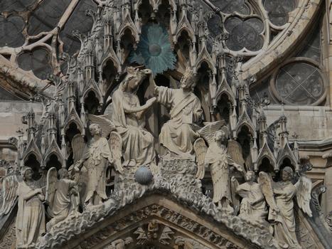 Reims - Cathédrale Notre-Dame - Façade occidentale - Portail central - Gâble: Couronnement de la Vierge