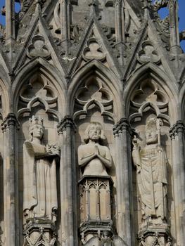 Reims - Cathédrale Notre-Dame - Façade occidentale - Galerie des Rois: le baptême de Clovis entre sainte Clotilde, son épouse, et l'évêque de Reims saint Remi