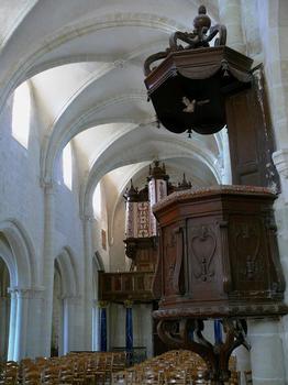 Sainte-Ménehould - Eglise Notre-Dame-du-Château - Chaire et orgue. L'orgue sur tribune au fond de la nef centrale a été reconstruit en 1818 par le facteur Salmon, de Vitry-le-François. En 1870-1871 il a été remanié par le facteur d'orgue Jacquet, de Bar-le-Duc. L'orgue a été restauré à partir de 1990. Démonté par le facteur Plet, de Troyes, il a été restauré dans les ateliers du facteur Cabourdin, du Var. Le nouvel orgue a été inauguré le 28 juin 2002