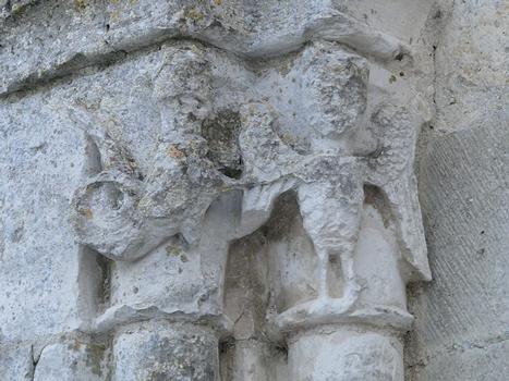Anthenay - Eglise Saint-Symphorien - Vestiges de chapiteaux du portail représentant des harpies