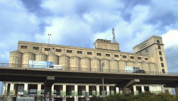 Marseille - Silo d'Arenc - Le silo est en cours d'aménagement pour construire à l'intérieur un théâtre et des bureaux avec le viaduc de la Joliette