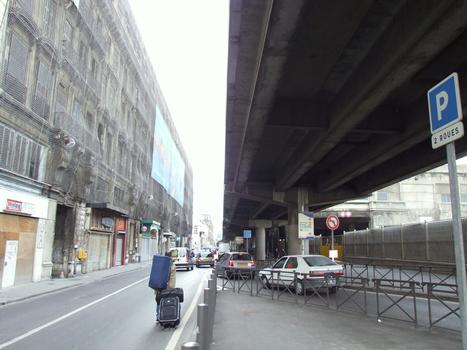Marseille - A55 - Viaduc de la Joliette - Partie centrale du viaduc en VIPP. Le viaduc double le réseau routier terrestre entre le port et la ville