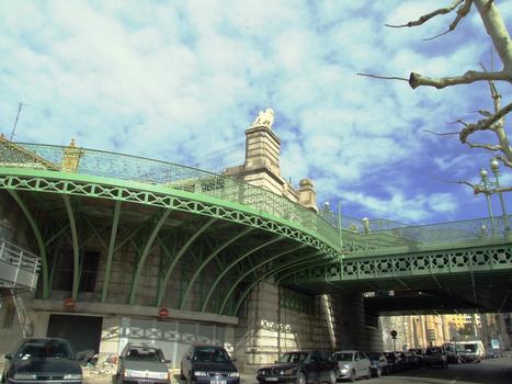 Marseille - Gare Saint-Charles - Le grand escalier construit en 1925 - Les charpentes métalliques donnant accès aux différents niveaux de la gare (plateforme de la rue Pierre-Sémard, galerie marchande)