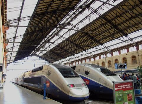 Marseille - Gare Saint-Charles - Halle principale avec des TGV
