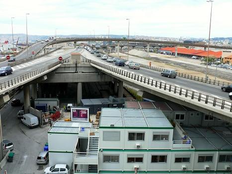Marseille - Viaduc d'Arenc (bretelle franchissant l'ancienne gare d'Arenc et permettant l'accès à l'autoroute A55 vers le Vieux Port), autoroute A55 (les deux sens de l'autoroute se raccordent au pied de la tour CMA-CGM)
