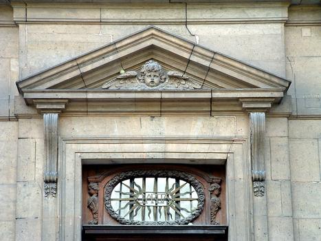 Maternité de Port-Royal (hôpital Cochin) - Ancien monastère de Port-Royal de Paris - Porte latérale de la chapelle - Détail de la décoration