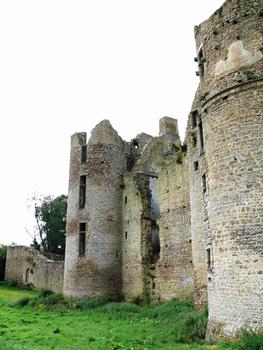 Lassay-les-Châteaux - Château de Bois-Thibault - Les tours construites au 15 ème siècle après la guerre de Cent Ans et modifiées au 16 ème siècle. Entre les tours se trouve le logis construit par Louis de Bellay
