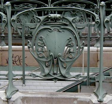 Décoration d'une grille d'entrée pour la station »Europe« de la ligne 3 du Métro de Paris (Hector Guimard)