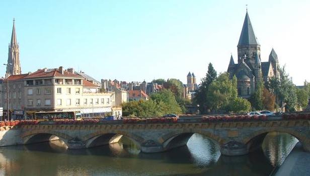 Moyen-pont, Metz : Ensemble - Côté amont avec le Temple Neuf, les tours de l'église Saint-Vincent et clocher du temple de la Garnison