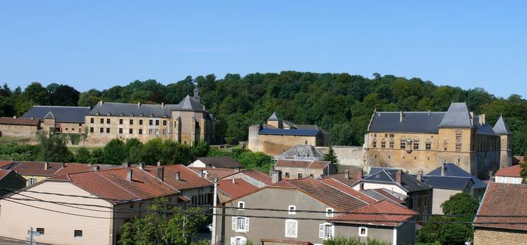 Château de Cons-la-Grandville à droite et le prieuré à gauche