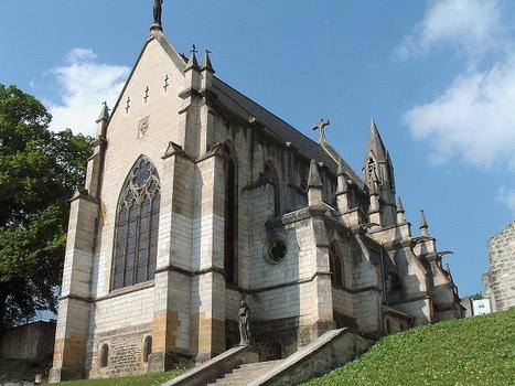 Vaucouleurs - Chapelle castrale - La crypte date de l'époque de Jeanne d'Arc. Elle venait prier devant la statue Notre-Dame-des-Voûtes. La chapelle supérieure a été construite entre 1923 et 1929 et bénie en 1930 par le cardinal Lépicier. Le pignon est est surmonté par une statue de 3 mètres de Jeanne