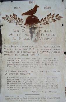 Fort de Vaux - Plaque commémorative «Aux colombophiles»