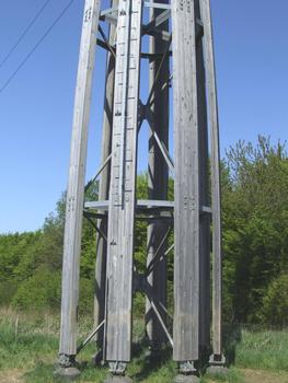 Ancerville - Poteau en bois d'une ligne haute tension pour le franchissement de la RN4