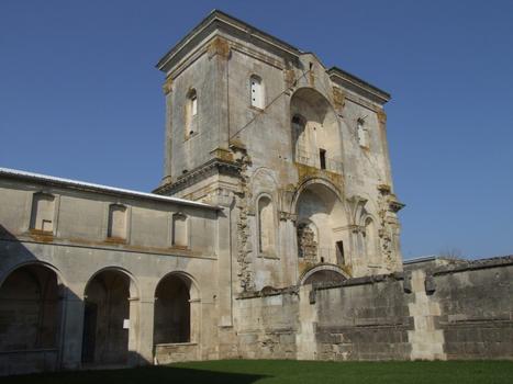 Abbaye de Jovilliers: Les tours de la façade et une galerie du cloître
