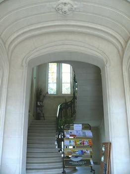 Euville - Hôtel de ville - Entrée avec escalier