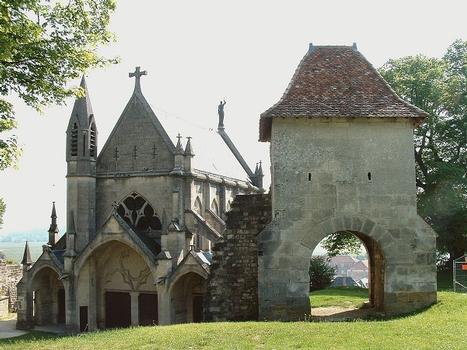 Vaucouleurs - Chapelle castrale et porte de France par où Jeanne d'Arc a quitté le château pour aller retrouver le roi de France