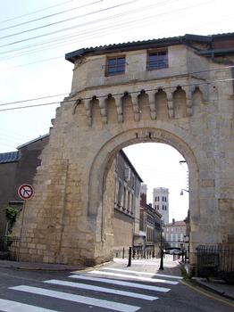 Verdun - Porte Châtel faisant partie du rempart de la ville haute