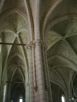 Eglise Saint-Jean-Baptiste de Mézin.Pilier de la nef gothique