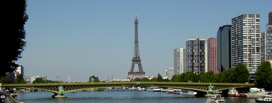 Pont Mirabeau à Paris.Tour Eiffel et Quartier Front de Seine