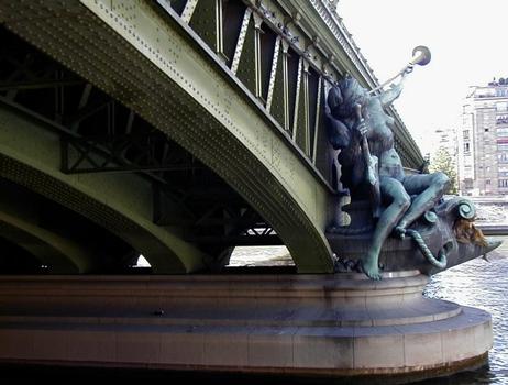 Pont Mirabeau à Paris.Pile rive gauche