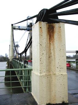 Montjean-sur-Loire - Pont suspendu sur la Loire - Pilette et selle permettant la répartition des câbles de suspension entre les différentes tiges d'ancrage