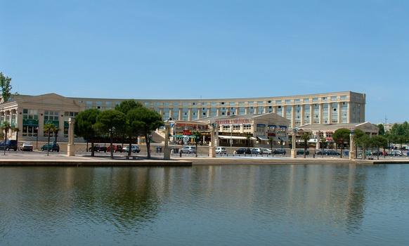Montpellier - Port Juvénal et les restaurants sur le Lez
