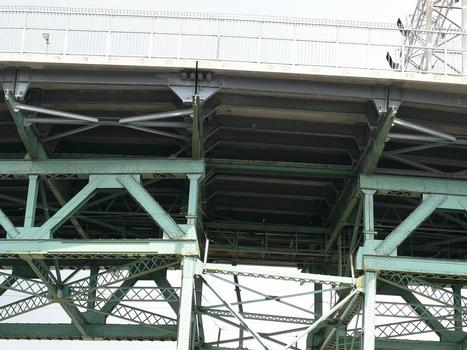 Montréal - Pont Jacques-Cartier - Travées du viaduc d'accès en rive gauche (île de Montréal): le hourdis a été refait en 2001-2002 sans interruption de la circulation en journée par le groupement SNC-Lavalin / Construction demathieu & bard / Montacier