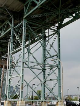 Montréal - Pont Jacques-Cartier - Travées du viaduc d'accès en rive gauche (île de Montréal. Pile métallique