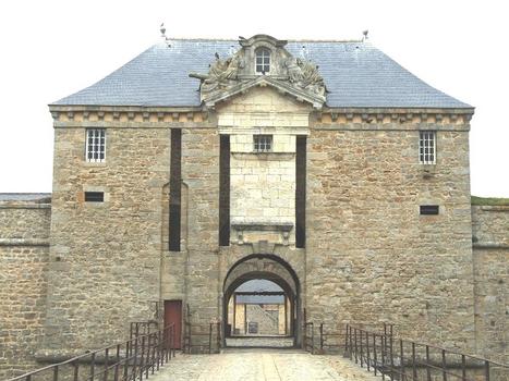 Citadelle de Port-Louis - Donjon à l'entrée de la citadelle