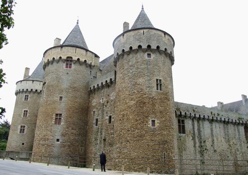 Sarzeau - Château de Suscino - Entrée - Rempart et logis construit pour le duc de Bretagne Jean V vers 1430