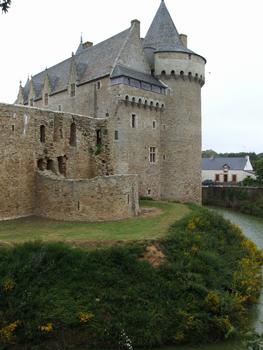 Sarzeau - Château de Suscino - Le logis construit par le duc de Bretagne Jean V et le bastion en éperon ajouté au début du 16ème siècle, pendant la guerre de la Ligue, sur le front Sud-ouest pour recevoir l'artillerie