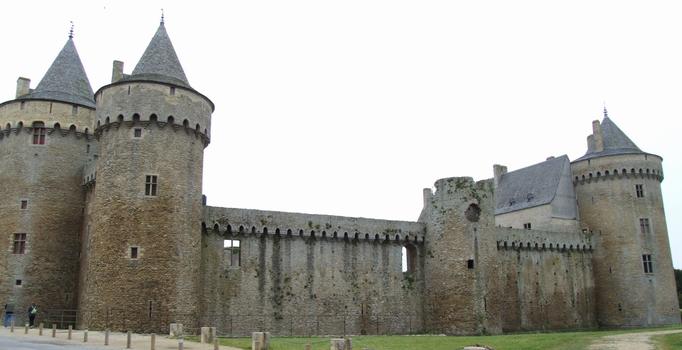 Sarzeau - Château de Suscino - Rempart Nord-Est construit au 13ème siècle (réaménagé par le duc de Bretagne Jean IV de Montfort vers 1380) entre le châtelet d'entrée construit par Jean V et la Tour Neuve reconstruite vers 1430 en même temps que le Logis Ouest